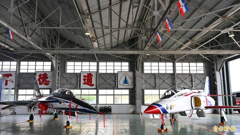 我國研發的AT-3自強號高教機（右）與勇鷹高教機（左）同框。（記者陳逸寬攝）