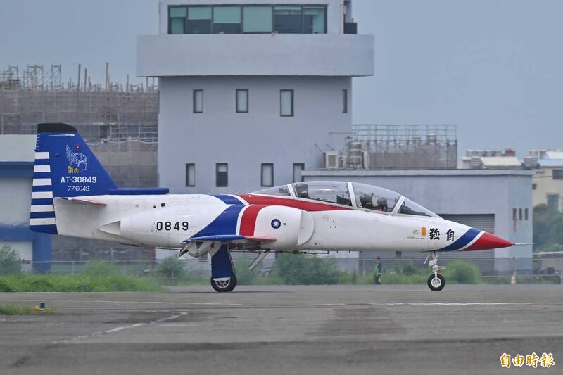 空軍今（5日）於岡山基地舉辦「雷虎小組傳承交接典禮暨勇鷹高教機噴煙性能展示」，我國研發的「AT-3自強號高教機」。（記者陳逸寬攝）
