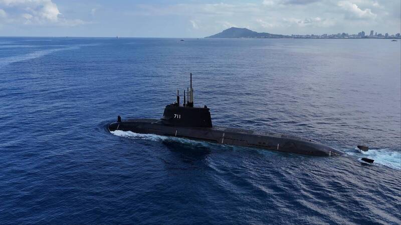 海鯤潛艦於7月3日完成第三次的浮航測試，目前移到乾塢進行各項檢測，近日將再出海執行潛航測試。（圖：台船提供）