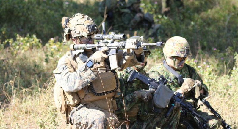 在澳洲舉行的「護身軍刀」演習中，美國與日本的兩棲部隊士兵正在協同作戰，以對抗名為「奧爾瓦納人民共和國」的假想敵部隊。（圖取自美軍DIVDS網站）
