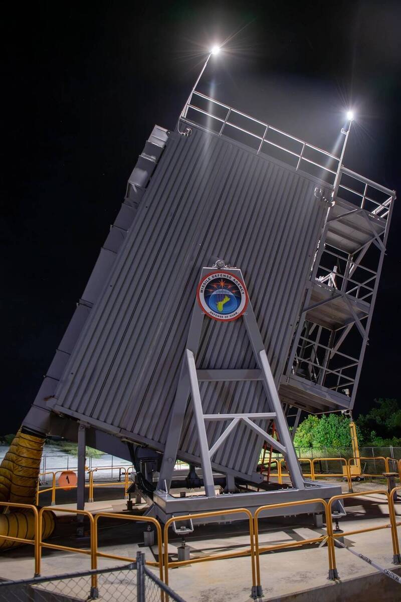 這項關島防禦系統計畫將斥資80億美元，建立36個飛彈發射架陣地、23座通訊塔和14個雷達系統，目標形成全面、持久且360度的防禦體系。（圖片取自DVIDS）