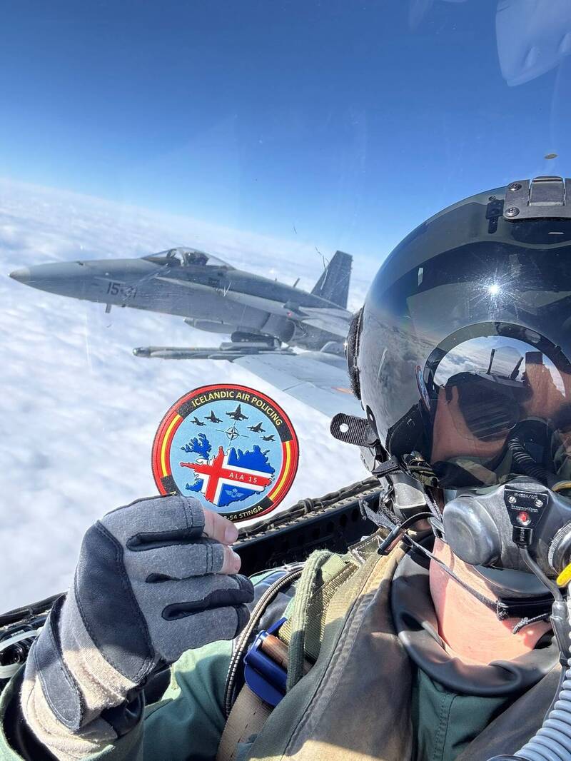 西國空軍飛行員在EF-18戰機上與任務臂章合影，該臂章也顯示支援此次任務的單位，為第15飛行聯隊（ALA 15）。（北約空中司令部官方X帳號）