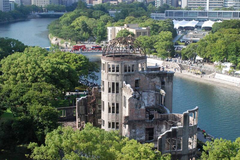 日本政府昨日邀請120餘國代表參與廣島核爆80週年紀念和平儀式，我國駐日代表李逸洋首次代表台灣出席。圖為活動現場的紀念館現況。（法新社資料照）