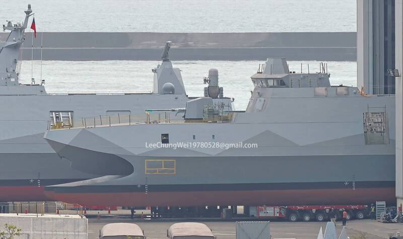 沱江級第2批次2號艦（第9艘）將正式命名為「柳江」艦（PGG-628），其目前正準備進行下水暨命名儀式。圖為該艦日前拖出棚廠的畫面。（李忠衛授權提供）