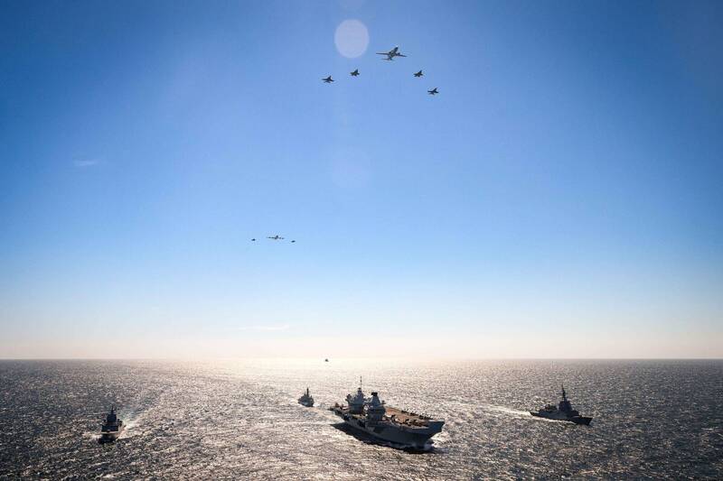 圖為英國皇家海軍航艦打擊群，在今年「護身軍刀」19國演習期間，偕同美、澳海軍機、艦實施編隊航行演練。（「護身軍刀」演習官方X帳號）