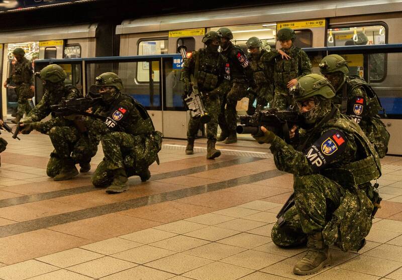 憲兵部隊7月14日首度聯手維安特勤隊，運用台北地下化的捷運設施，自南港至善導寺再到萬華龍山寺站，實施兵力機動轉移。（國防部X帳號）