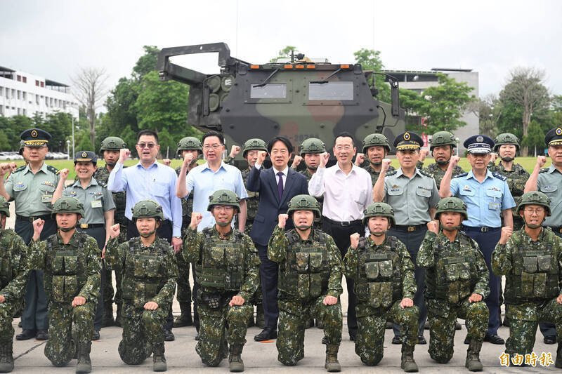 總統賴清德在今年6月視察「海馬士多管火箭系統」，並與官兵合影。（資料照，記者廖耀東攝）