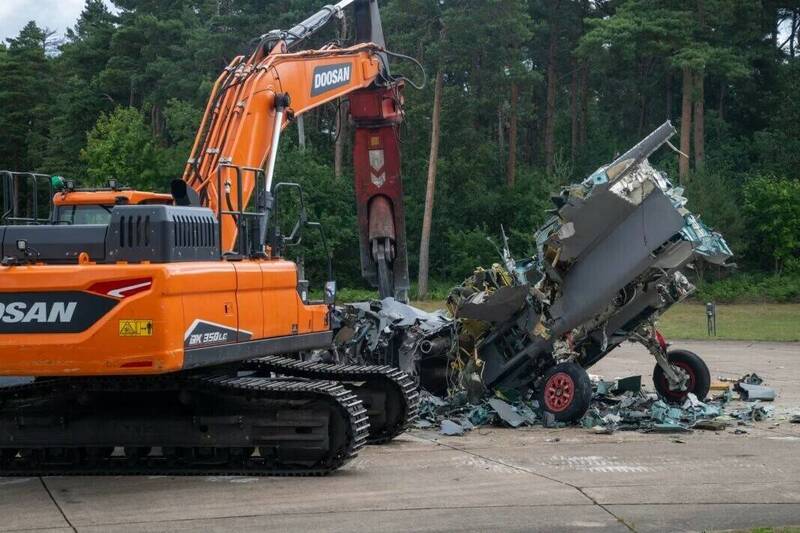 不送飛機墳場封存 美軍F-15B戰機直接「原地壓扁」銷毀