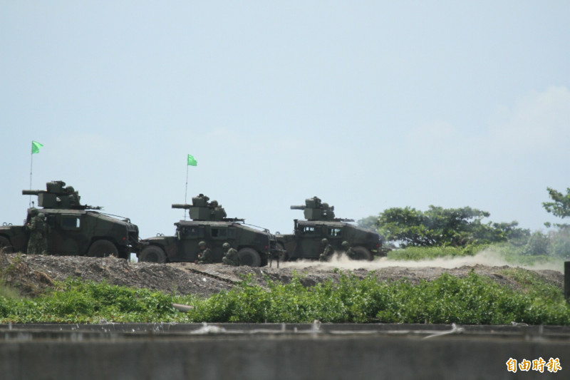 「天馬操演」震撼登場 「頂攻」新式拖式2B飛彈全命中。（記者蔡宗憲攝）