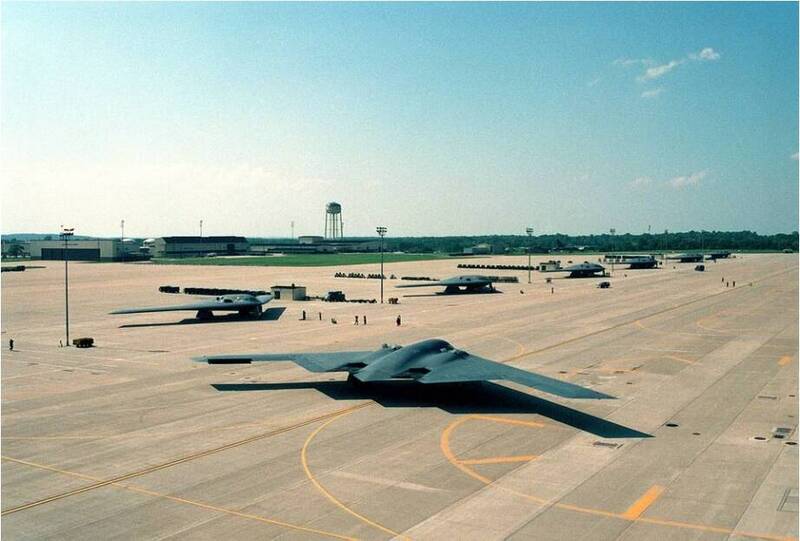 在「夏威夷精神號」墜機後，美國空軍至今僅剩19架同型機服役中，而該機隊未來將由B-21陸續接班，繼續執行全球打擊任務。（美國NARA歷史影像資料庫）
