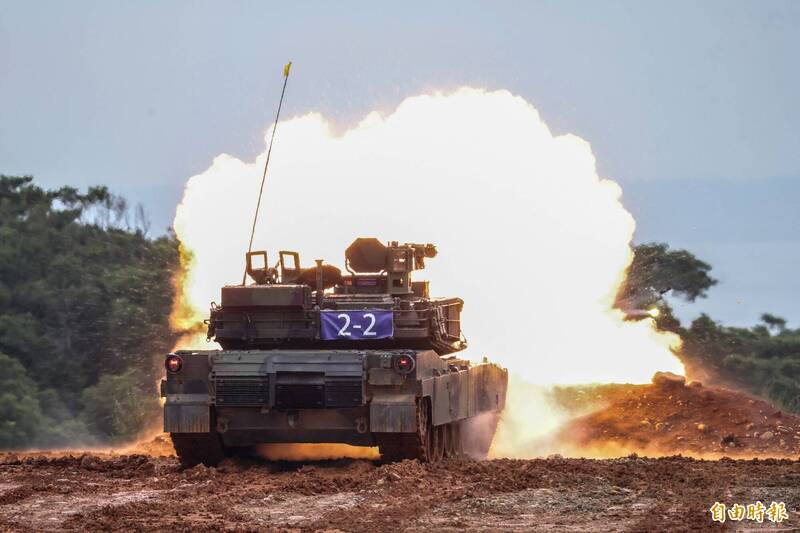 圖為國軍最新銳的M1A2T戰車於上個月首次對外公開實彈射擊。（資料照）