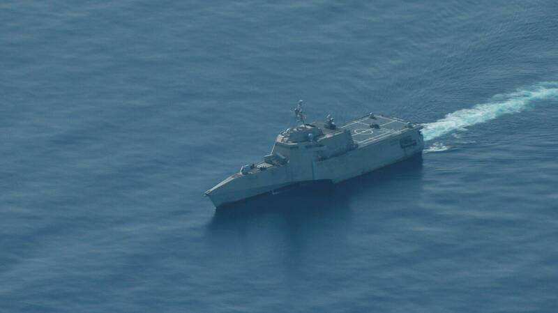 13日在黃岩島外海巡邏的美國海軍濱海戰鬥艦「辛辛那提號」（USS Cincinnati）。（路透）