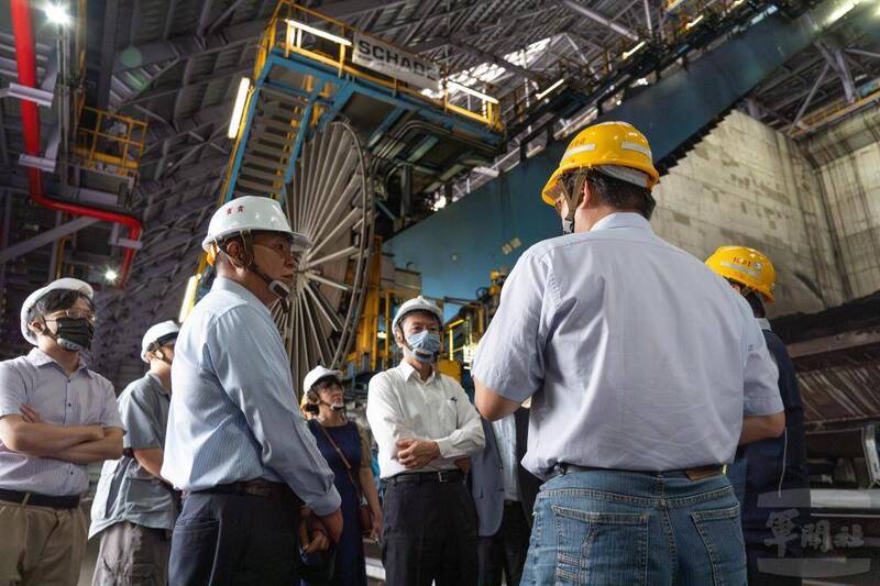 李定中訪視臺電儲煤廠。（圖取自軍聞社）