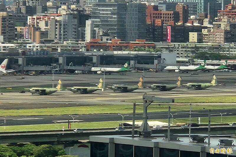 中度颱風楊柳直撲南台灣，空軍自昨日起5架C-130運輸機從屏東北上飛抵松山機場，做預防性防颱準備，並於機坪一字排開。（記者劉宇捷攝）