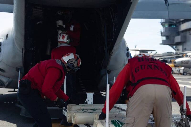 美軍將數枚反潛浮標裝載至第265傾轉旋翼機中隊（VMM-265）的「魚鷹」內，並從第七艦隊的「華盛頓號」航空母艦（CVN-73）上起飛。（圖片取自DVIDS）