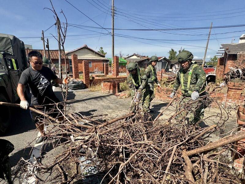 楊柳颱風遠離後，國軍第五作戰區官兵前往嘉義地區協助環境檢整工作。（第五作戰區提供）