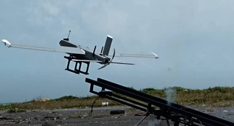 「自殺式無人機」方面採定翼構型且有大、小（圖）款區分，具遠距攻擊能力，其外觀相似於紅雀無人機，但動力螺旋槳置於尾部，並以軌道彈射方式起飛。（圖片擷取自《國防線上》影片）