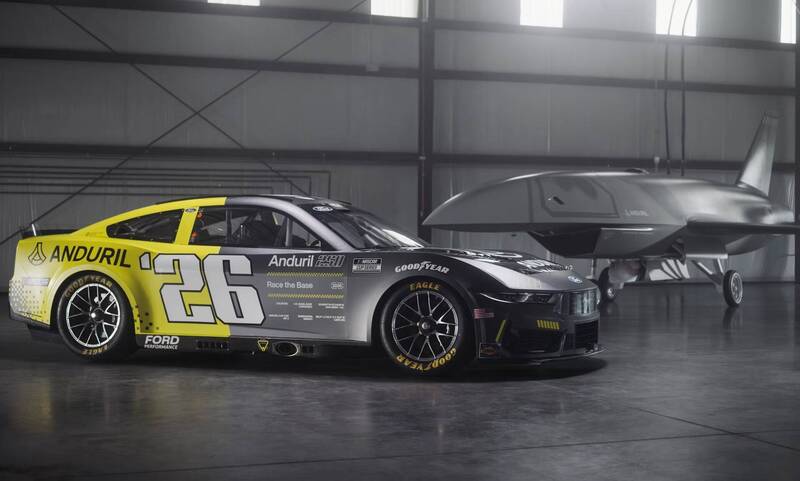 Anduril與NASCAR合作推出的跨界聯名賽車，後方還有美國空軍現正測試中的YFQ-44A「烈火」戰術無人機。（Anduril官網）