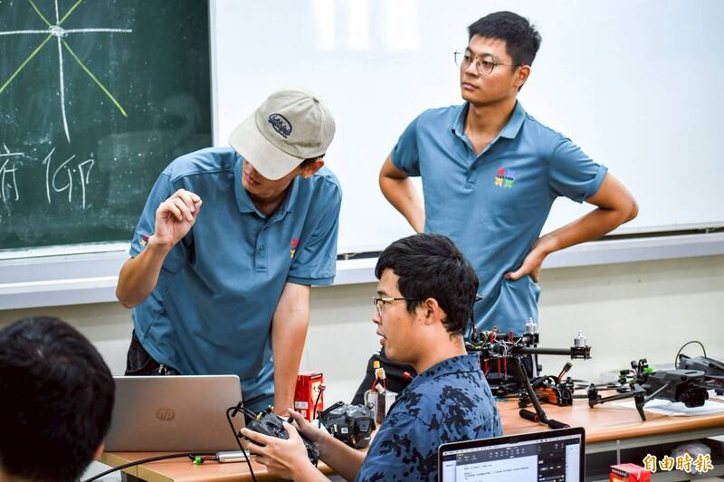 台續團隊專注無人機教育訓練，同時具備無人機維修、組裝等後勤技術服務，並多次支援地方政府救災、勘災任務，持續推廣無人機實務應用。圖為無人機教官指導學員進行模擬器練習。（記者陳治程攝）