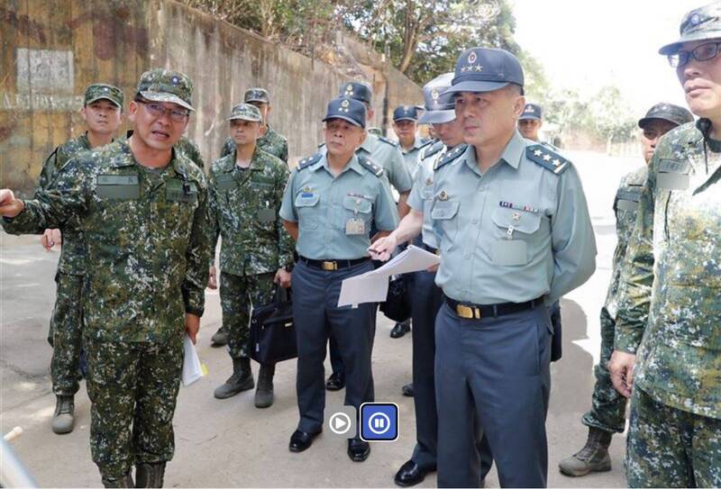 陸軍司令呂坤修上將（右二）緊盯著M1戰車成軍前各項配套措施的進度，不時就到584旅看進度丶抓問題。（圖：取自青年日報）