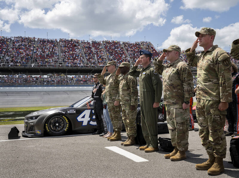 NASCAR是美國賽車文化的代表，其高耐力、快節奏、高張力的賽事風格，與美軍文化高度相關，兩者間在往年也多有合作，跨界散發濃濃的美式風格。圖為美國空軍官兵2022年以贊助者身分參與賽事之情形。（美軍DVIDS網站）