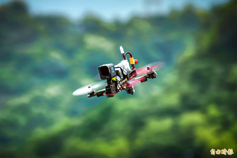 FPV與多軸無人機可從「飛行特性」、「操控方式」、以及「機架結構」來區分。值得注意圖中FPV上的運動攝影機非原機配備。（記者劉宇捷攝）