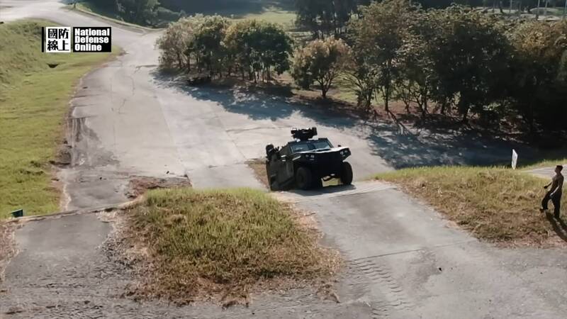 去年傳出引擎動力不足，無法通過爬坡越野測試的偵搜戰術輪車，在國軍官媒日前的影片中呈現了這項測試畫面，為「卡關」闢謠。（擷自軍聞社「國防線上」影片）