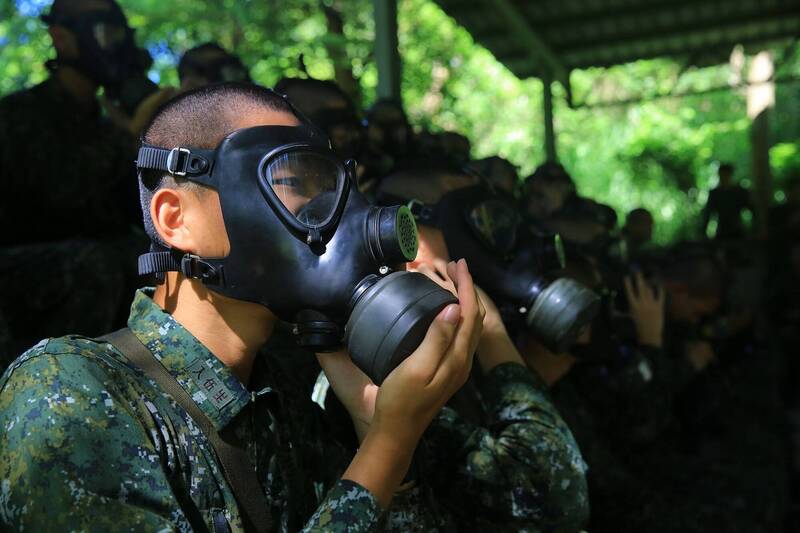 舊版的T3-75防護面具為雙視窗、單濾毒罐設計，比起T3-102防護面具來得沉重。（取自陸軍臉書）