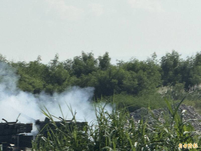 十軍團在台中清水甲南實施重砲保養射擊，現場砲聲隆隆。（記者歐素美攝）
