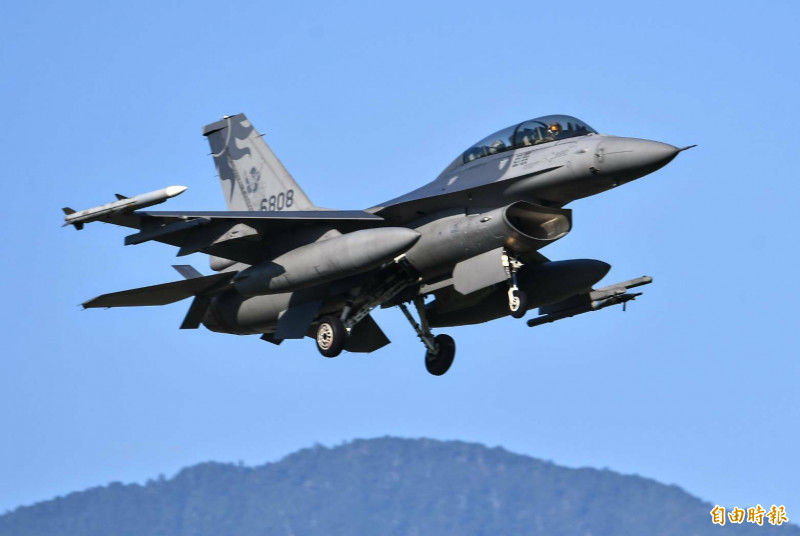 獨家》F-16V發射AIM-120先進中程飛彈   視距外精準命中目標