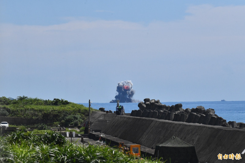「快奇」無人艇以高速追擊，直接撞擊靶船完成「擊殺」任務。（記者蔡宗憲攝）