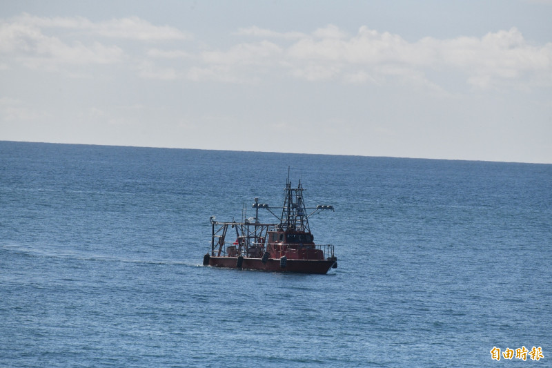 「海鵠」無人靶船出海。（記者蔡宗憲攝）