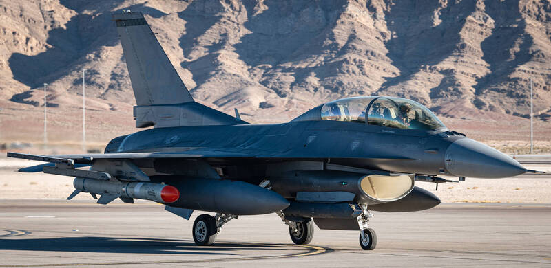 圖為美國空軍F-16D戰機，今年2月測試掛載海軍魚叉飛彈情形。波音的最新型魚「反艦」飛彈整合了JDAM炸彈和空射魚叉的硬體，目獲和打擊性能大幅提升。（美軍DVIDS網站）