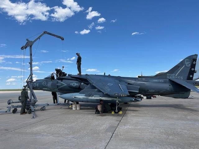 編號165587的美陸戰隊AV-8B型機，進駐博物館前先在巴克利太空軍基地接受去武裝化作業。（美國海軍航空系統指揮部官網）