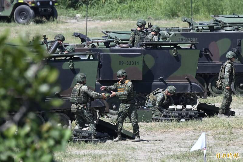 陸軍第十軍團在台中市大甲溪南岸陣地實施年度「重砲保養射擊」任務，陸軍第十軍團為提升砲兵部隊訓練成效，今天上午在台中市大甲溪南岸陣地實施年度「重砲保養射擊」任務，圖為八一迫擊砲九門射擊演練項目。（記者廖耀東攝）