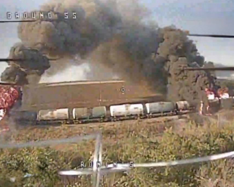 俄軍貨運列車遭受攻擊後爆炸產生大火和陣陣濃煙。（圖翻攝自X平台）