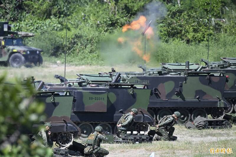 陸軍第十軍團在台中市大甲溪南岸陣地實施年度「重砲保養射擊」任務，陸軍第十軍團為提升砲兵部隊訓練成效，今天上午在台中市大甲溪南岸陣地實施年度「重砲保養射擊」任務，圖為八一迫擊砲九門射擊演練項目。（記者廖耀東攝）
