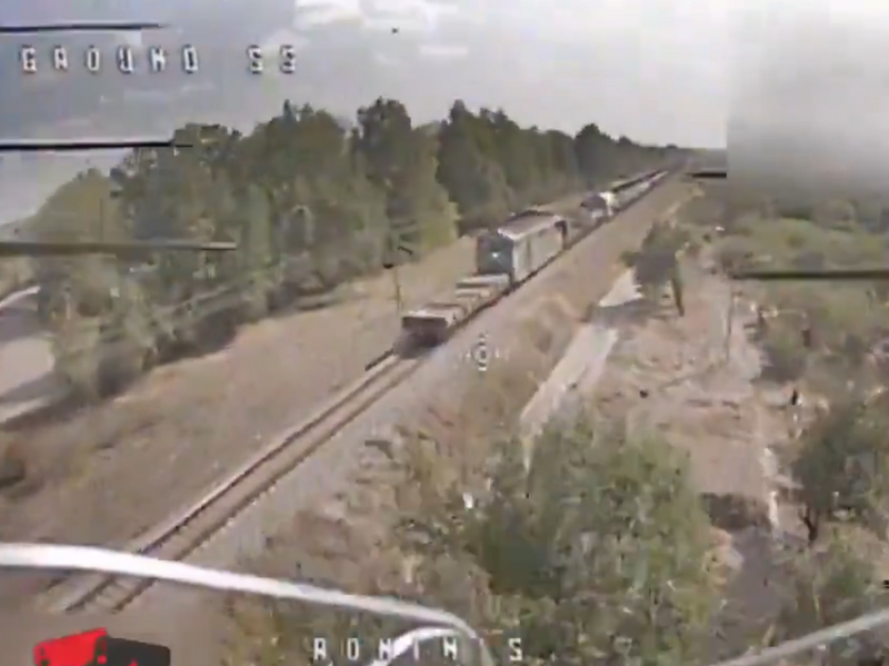 烏軍曝光無人機對列車進行自殺攻擊的第一視角。（圖翻攝自X平台）