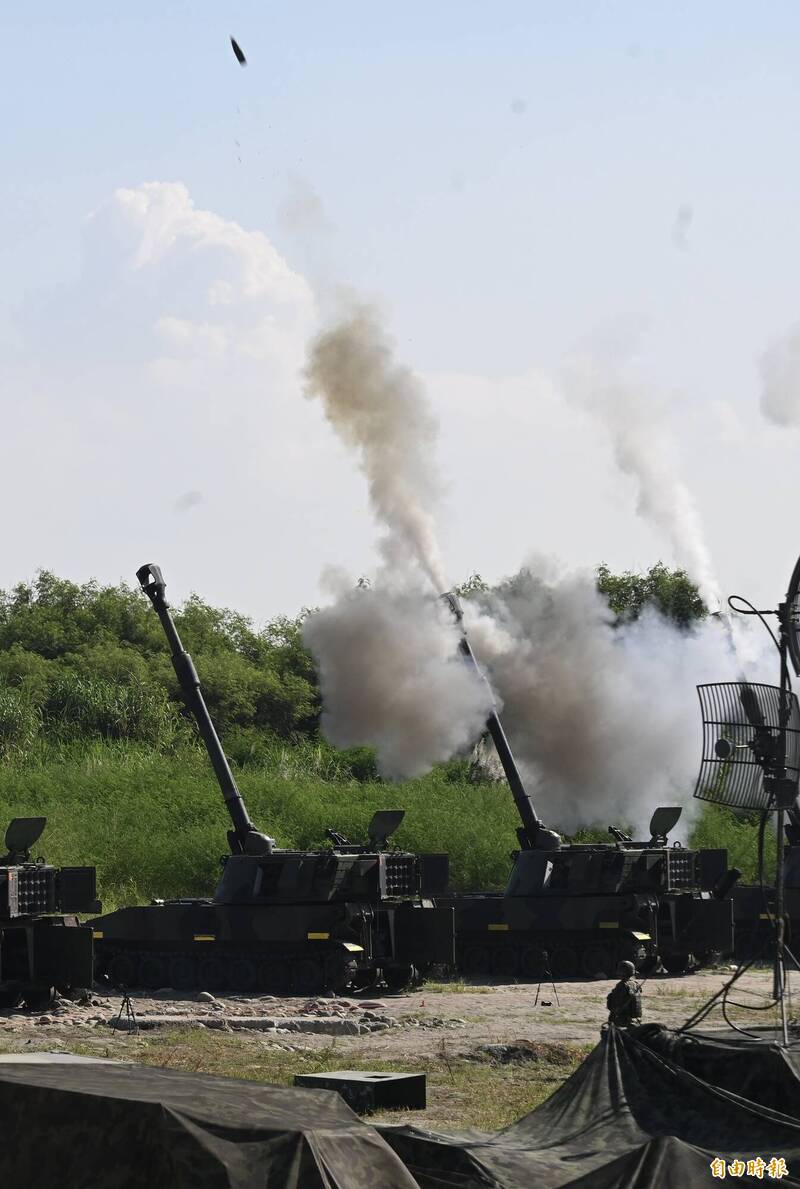 陸軍第十軍團為提升砲兵部隊訓練成效，今（19）日在台中市大甲溪南岸陣地實施年度「重砲保養射擊」任務，射擊武器計有M109A2自走砲等5項共56門。（記者廖耀東攝）