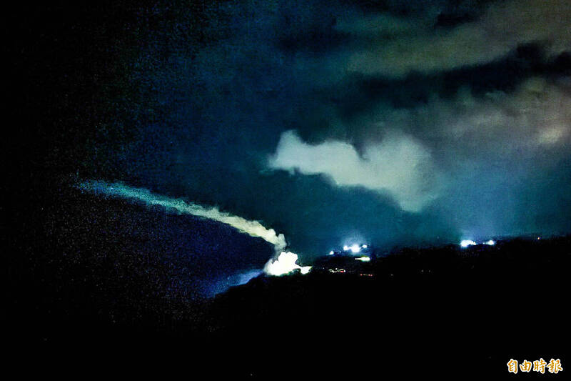 國軍今天凌晨在東部實施「海空精準彈藥射擊」演訓，雄二飛彈順利發射。（記者蔡宗憲攝）