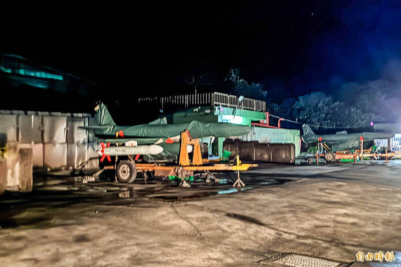 國軍今天凌晨在東部實施「海空精準彈藥射擊」演訓，圖為準備發射的靶機。（記者蔡宗憲攝）