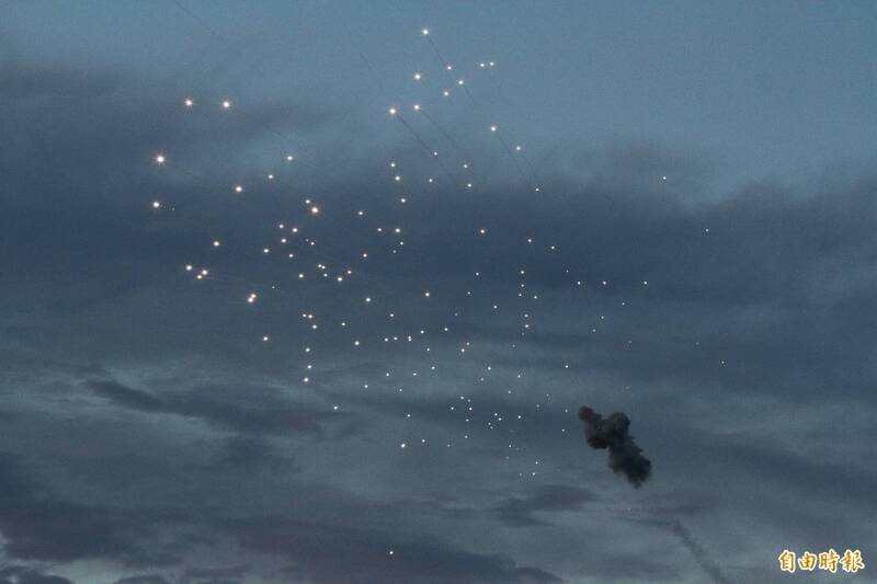 國軍今天凌晨在東部實施「海空精準彈藥射擊」演訓，一枚愛國者二型飛彈凌晨演訓時剛發射不久即在半空中自爆。（記者蔡宗憲攝）
