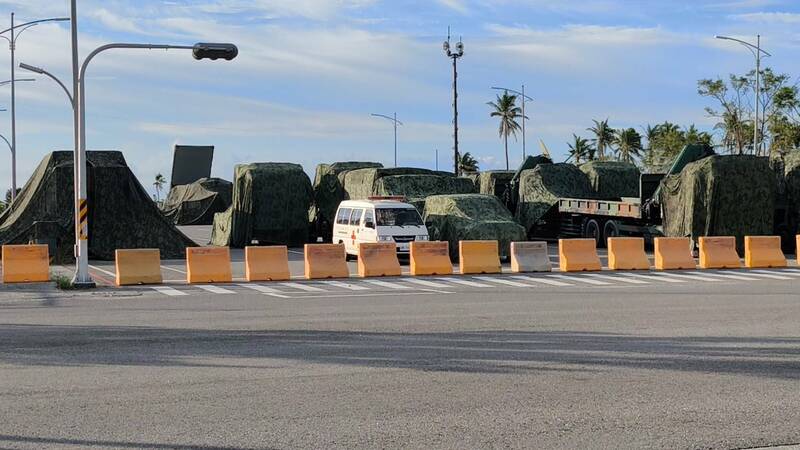 海濱公園進行演習，各式軍卡、武器就此操演。（民眾提供）
