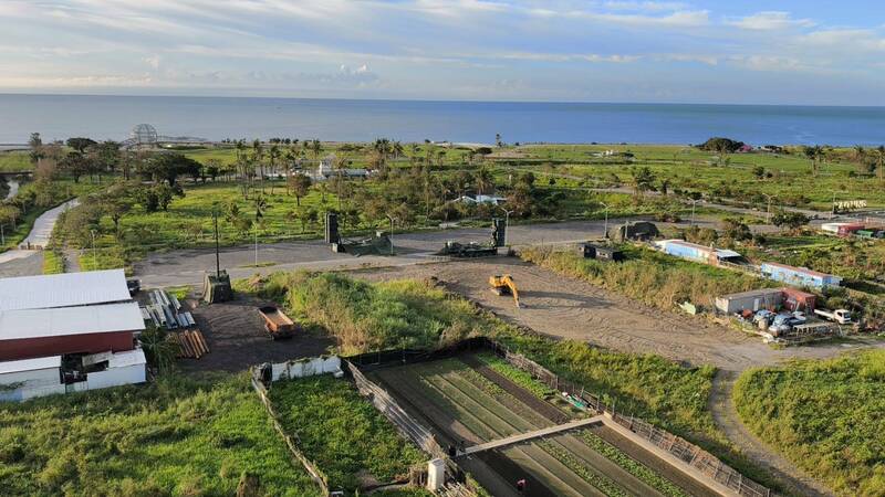 海濱公園進行演習，各式軍卡、武器就此操演。（民眾提供）