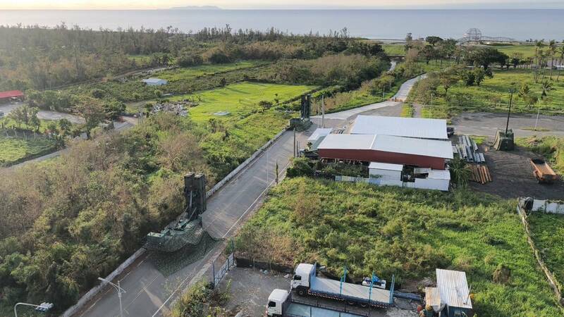 海濱公園進行演習，各式軍卡、武器就此操演。（民眾提供）