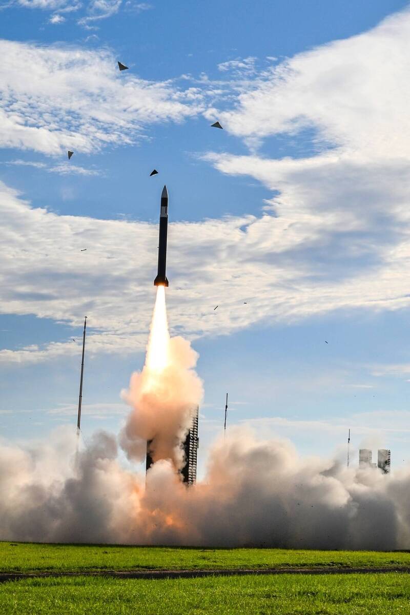 國軍海空精準飛彈射擊操演，發射天弓三型飛彈。（空軍司令部提供）