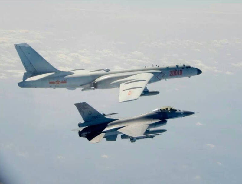 我國F-16V戰機應對中國轟-6轟炸機情形。（資料照，國防部提供）
