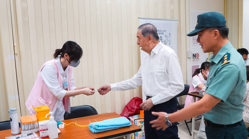 李棟樑榮譽理事長（中）致贈醫護人員慰問品。右為國防部副部長鍾樹明上將。（圖：軍聞社提供）