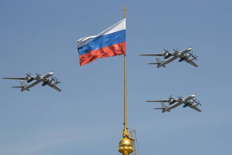俄羅斯Tu-95轟炸機2018年參與空中分列式。（美聯社檔案照）