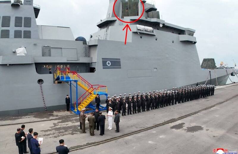 崔賢級聲稱具備主動電子掃描陣列雷達（AESA），不過流出的畫面卻顯示，艦橋雷達處僅剩大面積開口，並用偽裝網遮蔽（圖中紅圈處）。（圖片擷取自@La_souris_DA的X帳號／本報編輯）